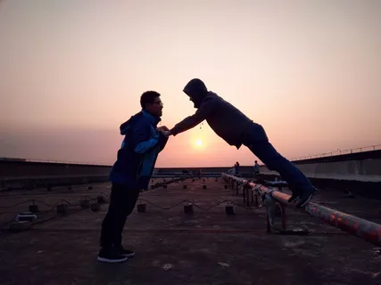 轮廓,男人,倾斜,前面,使用,手,同性恋,屋顶 轮廓,男人,倾斜,前面,使用,手,同性恋,屋顶