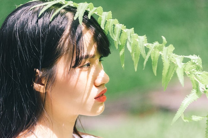 蕨类植物附近一名女子的特写照片