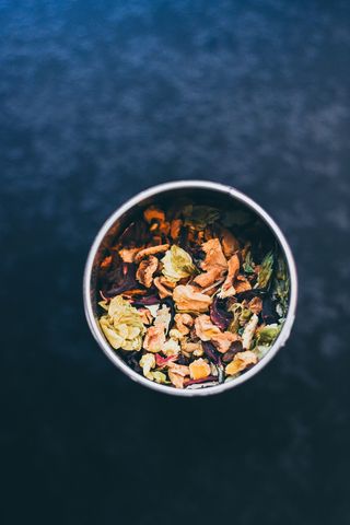 圆形金色硬币，植物，食物，蔬菜，农产品，坚果，早餐，碗