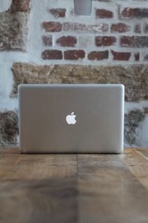 桌上的银色Macbook