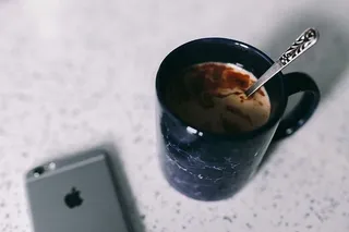 咖啡、T恤和奶油泡芙