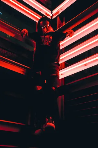 穿着服装的人的微光摄影