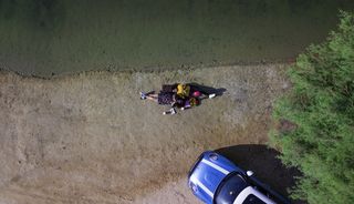 躺在地上的妇女的航空照片