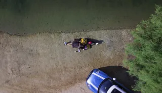 躺在地上的妇女的航空照片