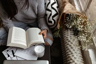 一个穿着毛衣的女人在看书