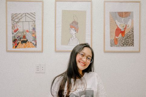 坐着微笑的女人