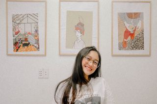 坐着微笑的女人