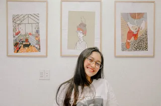 坐着微笑的女人