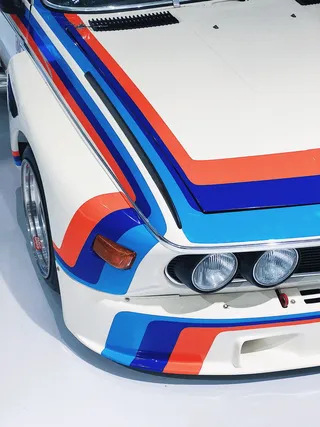 停放的白色、红色和蓝色车辆