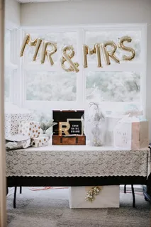 新婚夫妇餐桌装饰，家居装饰，家具，靠垫，枕头，桌子，文字，房间