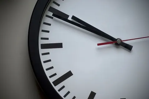 白色模拟时钟的浅焦点照片 白色模拟时钟的浅焦点照片
