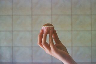 拿着纸杯蛋糕的人，手，身体部位，一个人，拿着，手，杯子，杯子