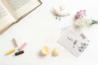 带兔子明信片的时尚照片