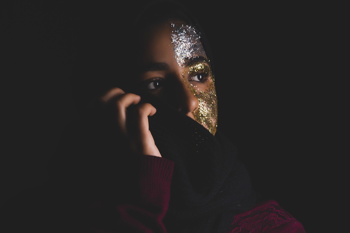 脸上有闪光的女人的特写照片