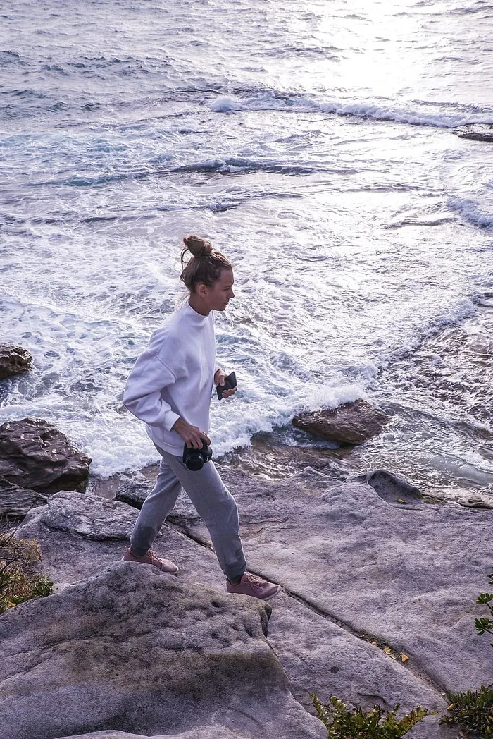 一名女子在海边散步的照片