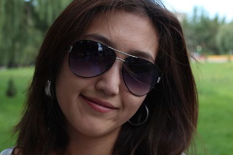 选择性,聚焦照片,女人,戴,太阳镜,开放,领域,美丽的女孩 选择性,聚焦照片,女人,戴,太阳镜,开放,领域,美丽的女孩