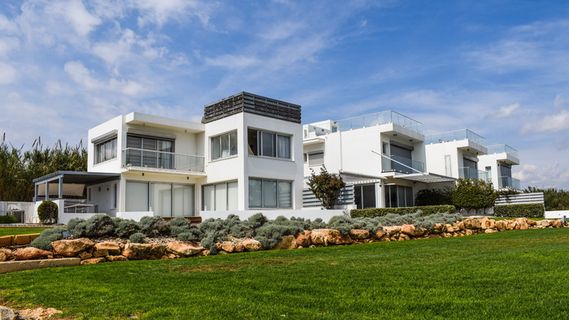 白色、混凝土、房屋、周围、绿色、植物、住宅、财产