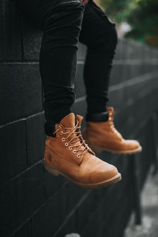 穿着棕色Timberland皮革工作靴的人
