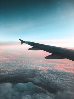 云层上方的客机机翼视图