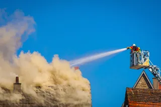 消防员，蓝色，天空，白天，烟雾，火灾，品牌，燃烧