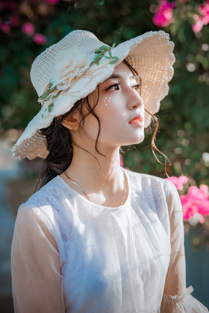 戴太阳帽的女人