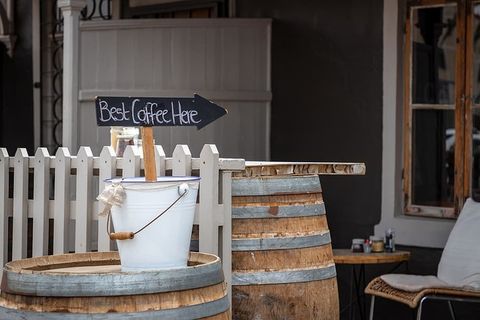 棕色桶上的白色金属桶