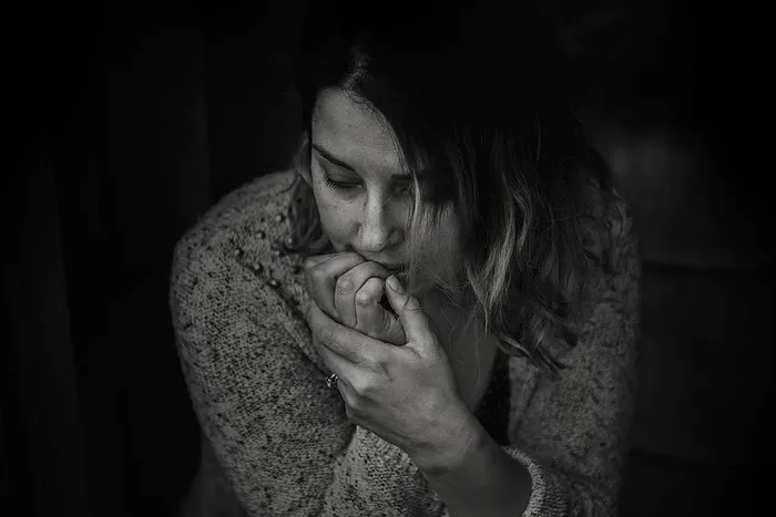 穿着长袖上衣的女性的灰度照片