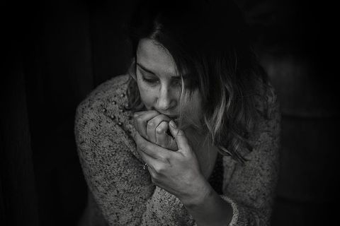 穿着长袖上衣的女性的灰度照片