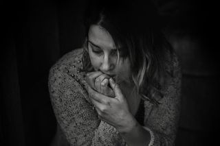 穿着长袖上衣的女性的灰度照片