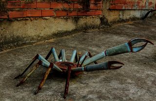 雕塑、艺术品、工艺品、金属、老旧、无人、锈迹斑斑、墙体建筑特色