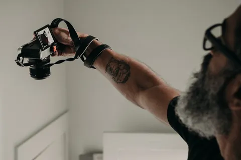 男子手持单反相机