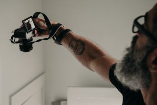 男子手持单反相机