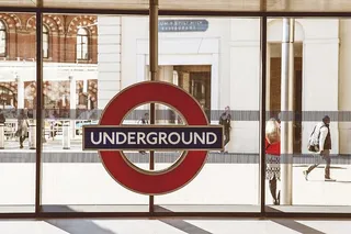 伦敦市中心国王十字车站的伦敦地铁标志。用佳能6D拍摄的图像