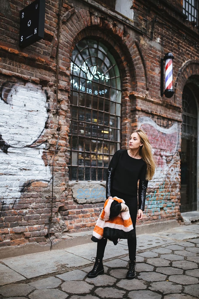 街上年轻女子的画像