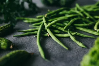 欧芹、黄瓜、青豆和其他绿色植物
