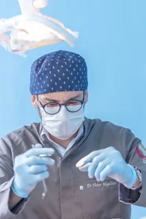 身穿灰色领口上衣的男子