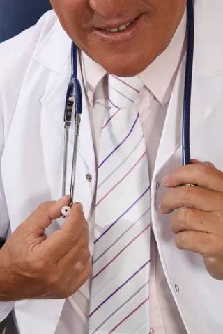 男，手持，黑色，灰色，血压计，工作服，医院，医生