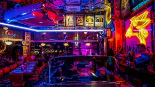 坐在桌子旁边的人