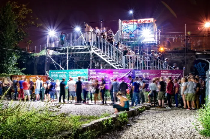 楼梯，天空，人，沙，人群，黑暗，晚上，灯