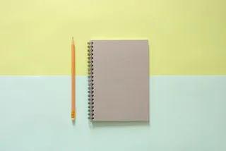 笔记本、铅笔、背景、俯视图