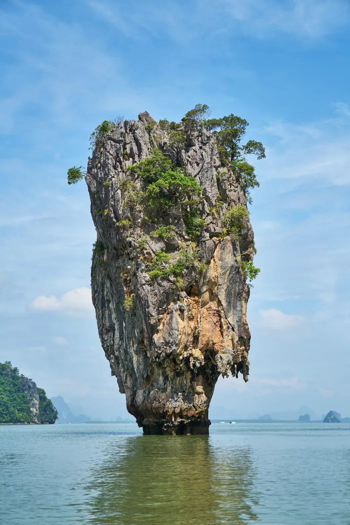 灰色岩石小岛