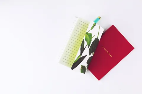 笔记本,钢笔,白色书桌,女老板,摄影棚,室内,白色背景,复印空间 笔记本,钢笔,白色书桌,女老板,摄影棚,室内,白色背景,复印空间