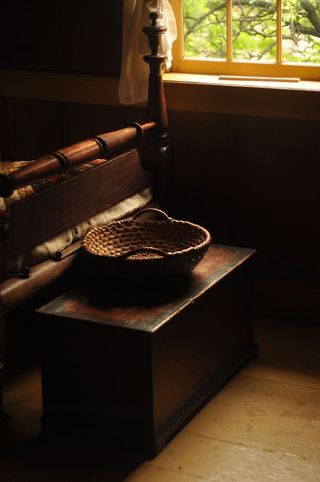 卧室，晚上，下午，篮子，木头，棕色，室内，家庭房间