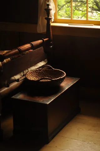 卧室，晚上，下午，篮子，木头，棕色，室内，家庭房间