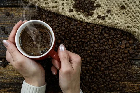 人,拿着,杯子,咖啡,咖啡豆,热咖啡,咖啡杯,女人 人,拿着,杯子,咖啡,咖啡豆,热咖啡,咖啡杯,女人
