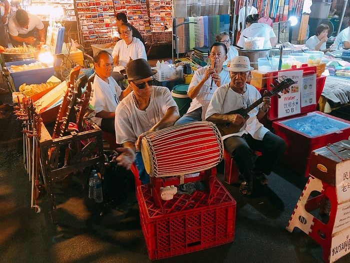 人，人，乐器，休闲活动，吉他，市场，服装，服装