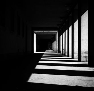 走廊、地板、地板、室内、壁炉、建筑、柱子、建筑