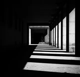 走廊、地板、地板、室内、壁炉、建筑、柱子、建筑