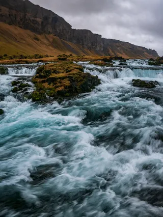 多云天空下河流的延时摄影