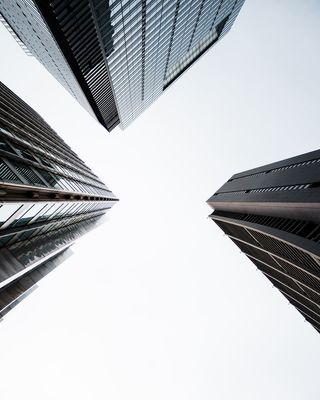 高层建筑的低角度照片